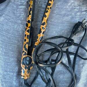 ISO BEAUTY INC ISO 1-inch Professional Titanium Turbo Tiger Flat Iron - .com,